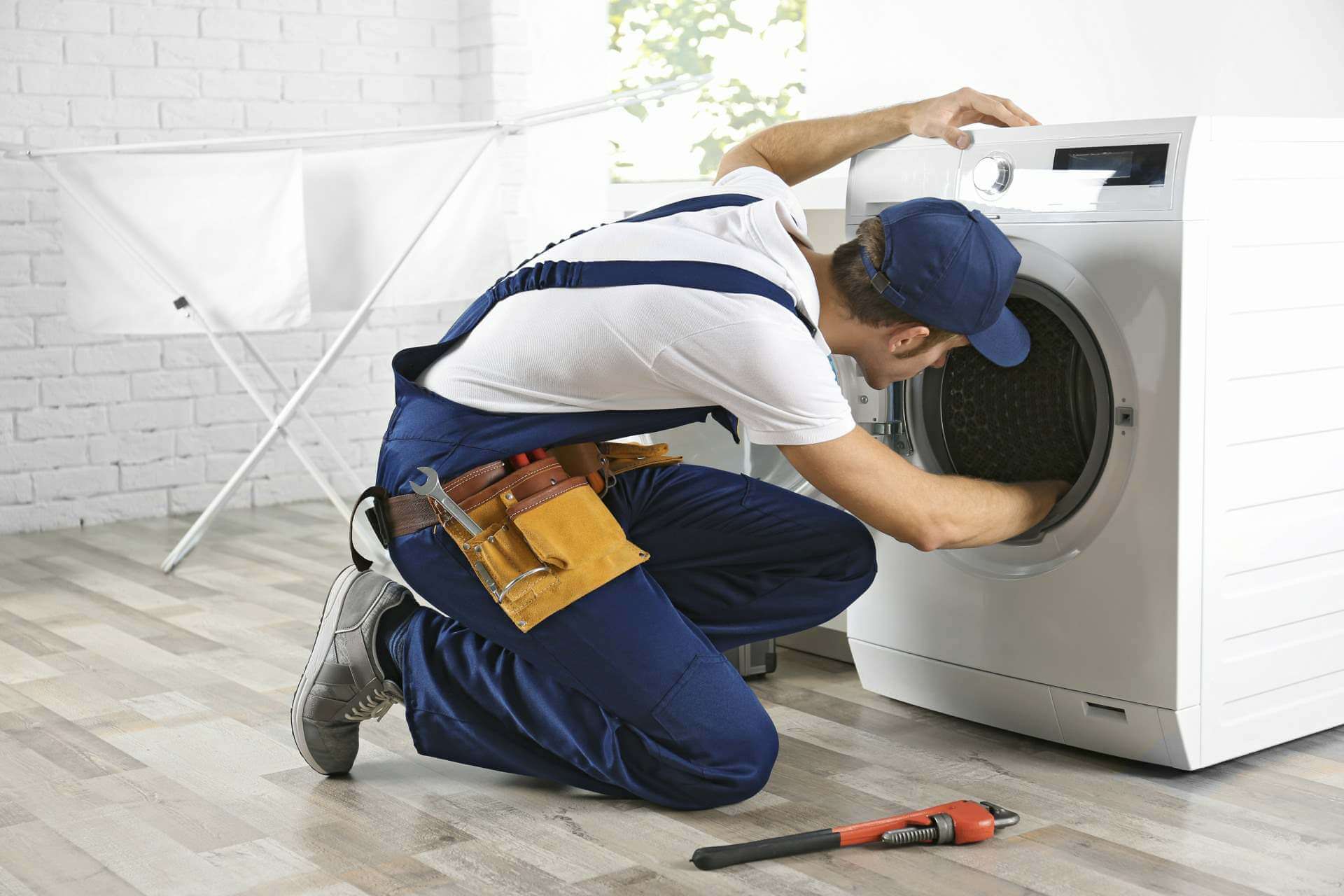 Técnico del servicio técnico Siemens reparando electrodomésticos en Málaga
