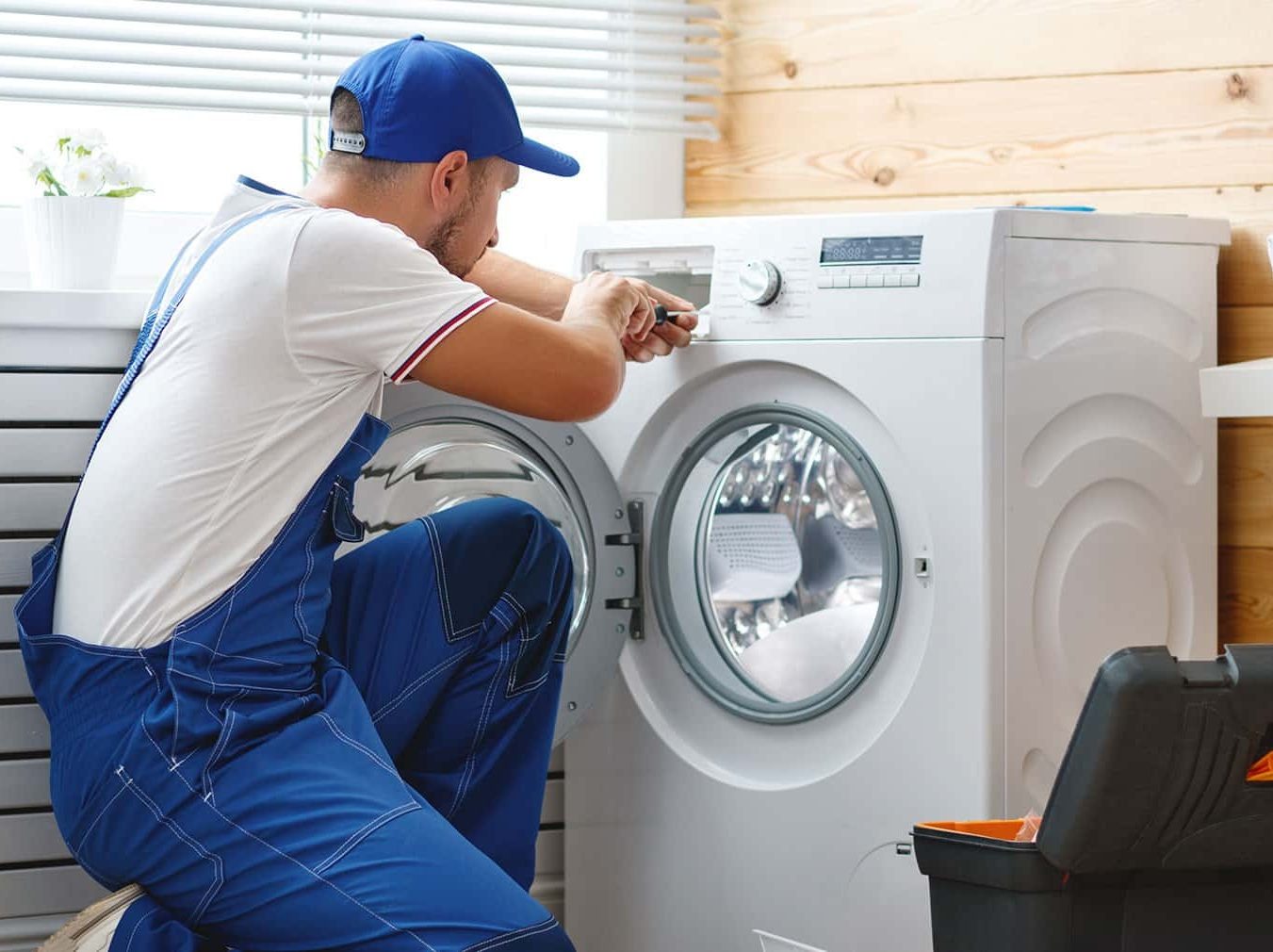 Técnico del servicio técnico Siemens reparando electrodoméstico en Málaga